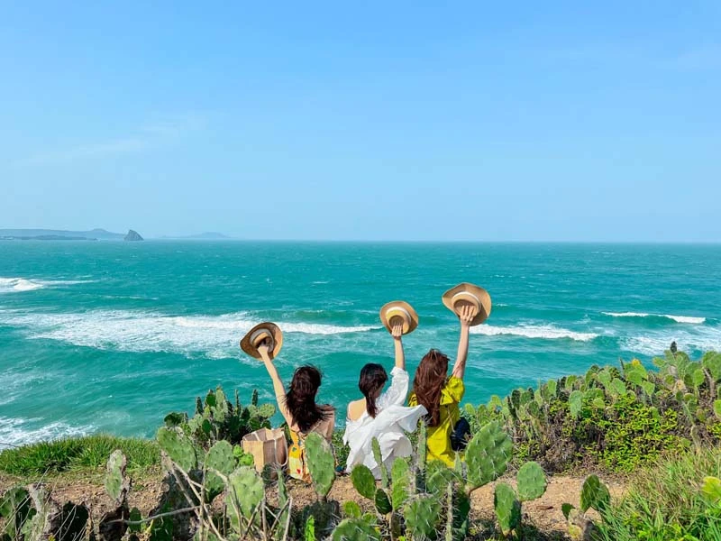 Best time to visit Vietnam illustrated with popular destinations and local festivals