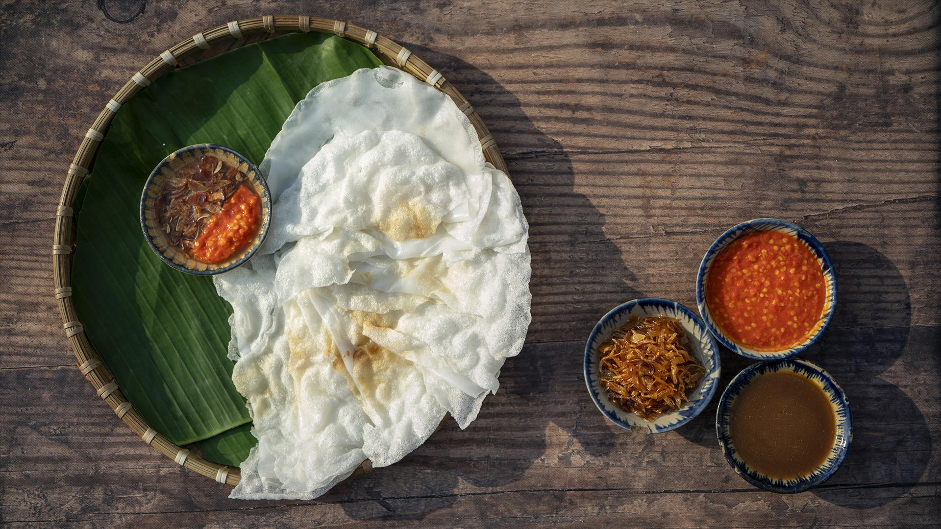 Bánh Đập (Rice Crackers with Mung Bean Paste)
